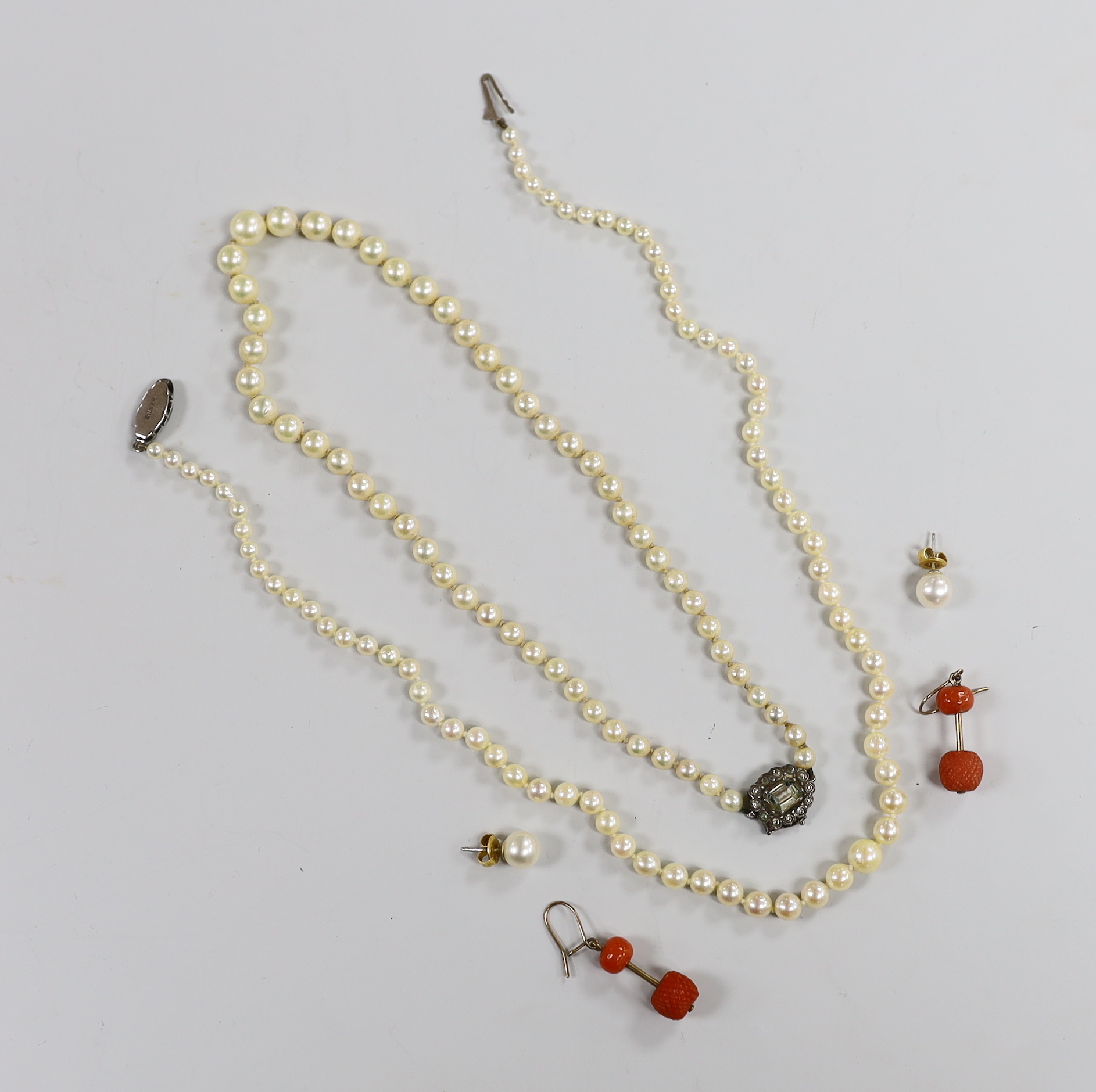 Sundry jewellery including two single strand graduated cultured pearl necklaces, a pair of coral drop earrings and a pair of cultured pearl earrings.